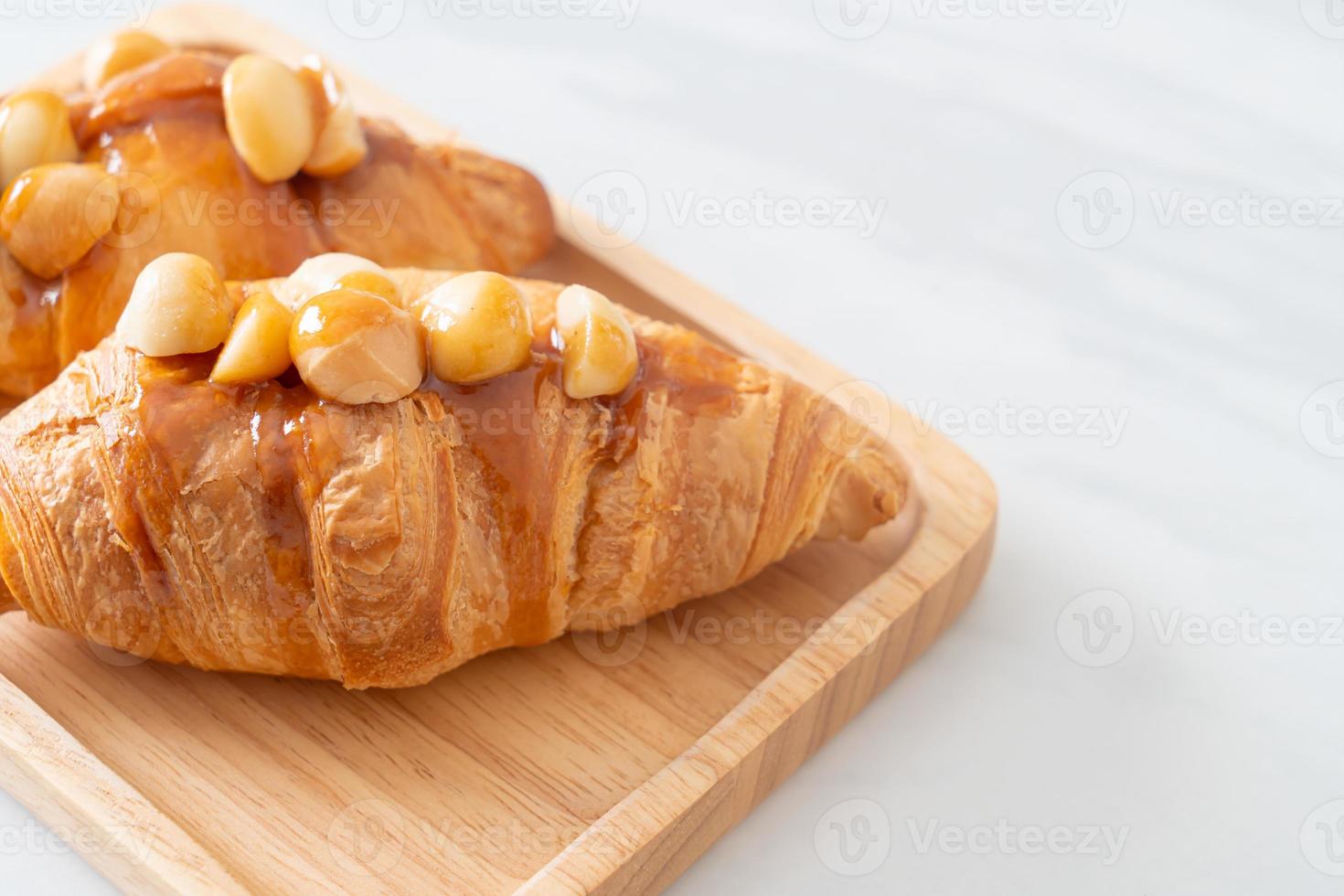 croissant med macadamia och karamell foto