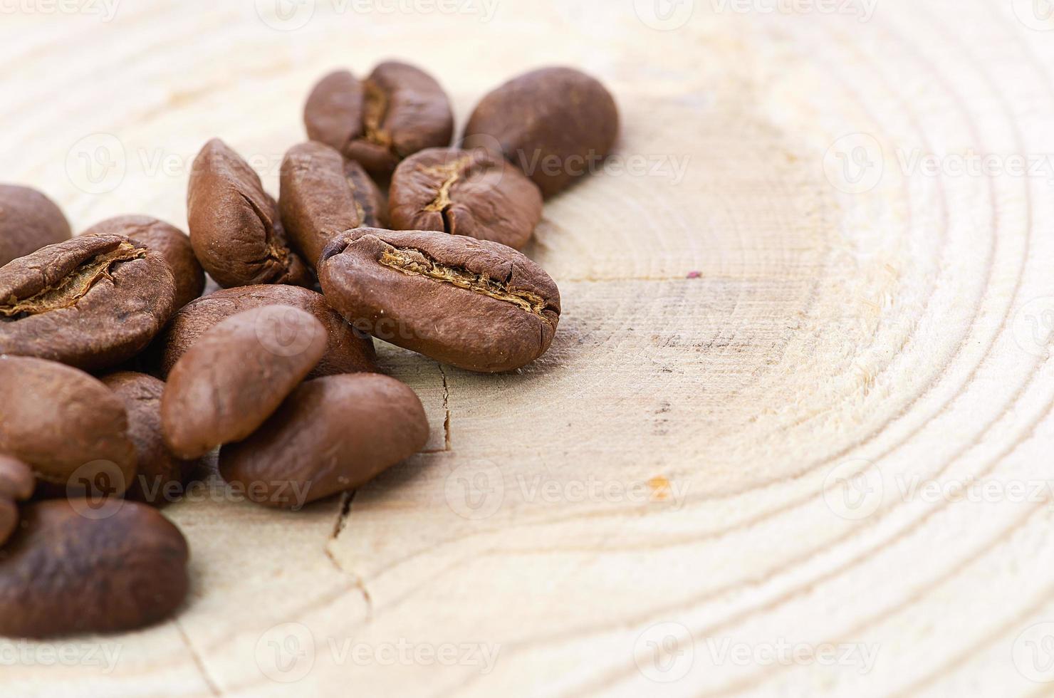 kaffebönor på träbakgrund foto