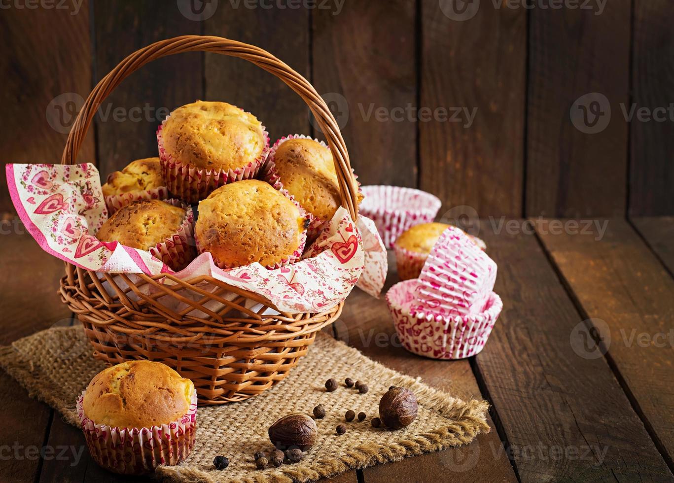 fruktmuffins med muskotnöt och kryddpeppar på en träbakgrund foto