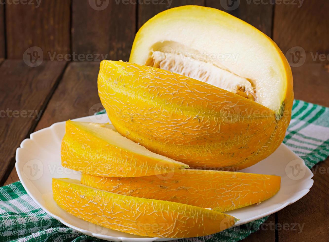 melon skuren i bitar på en tallrik foto