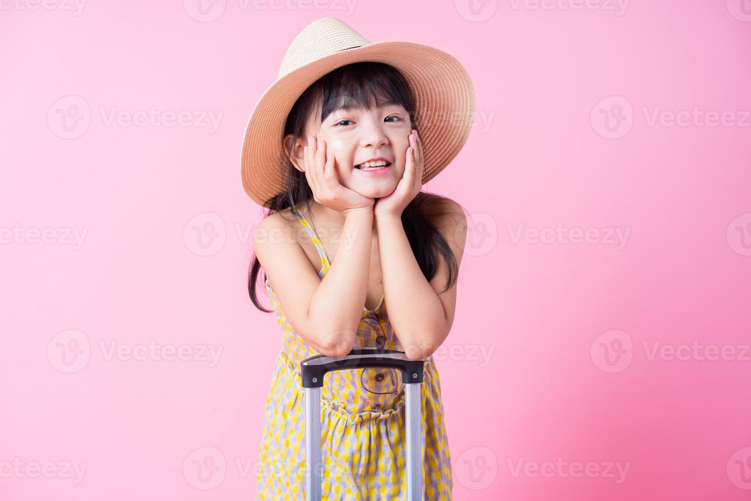 bild av asiatiskt barn med resväska, sommar koncept foto