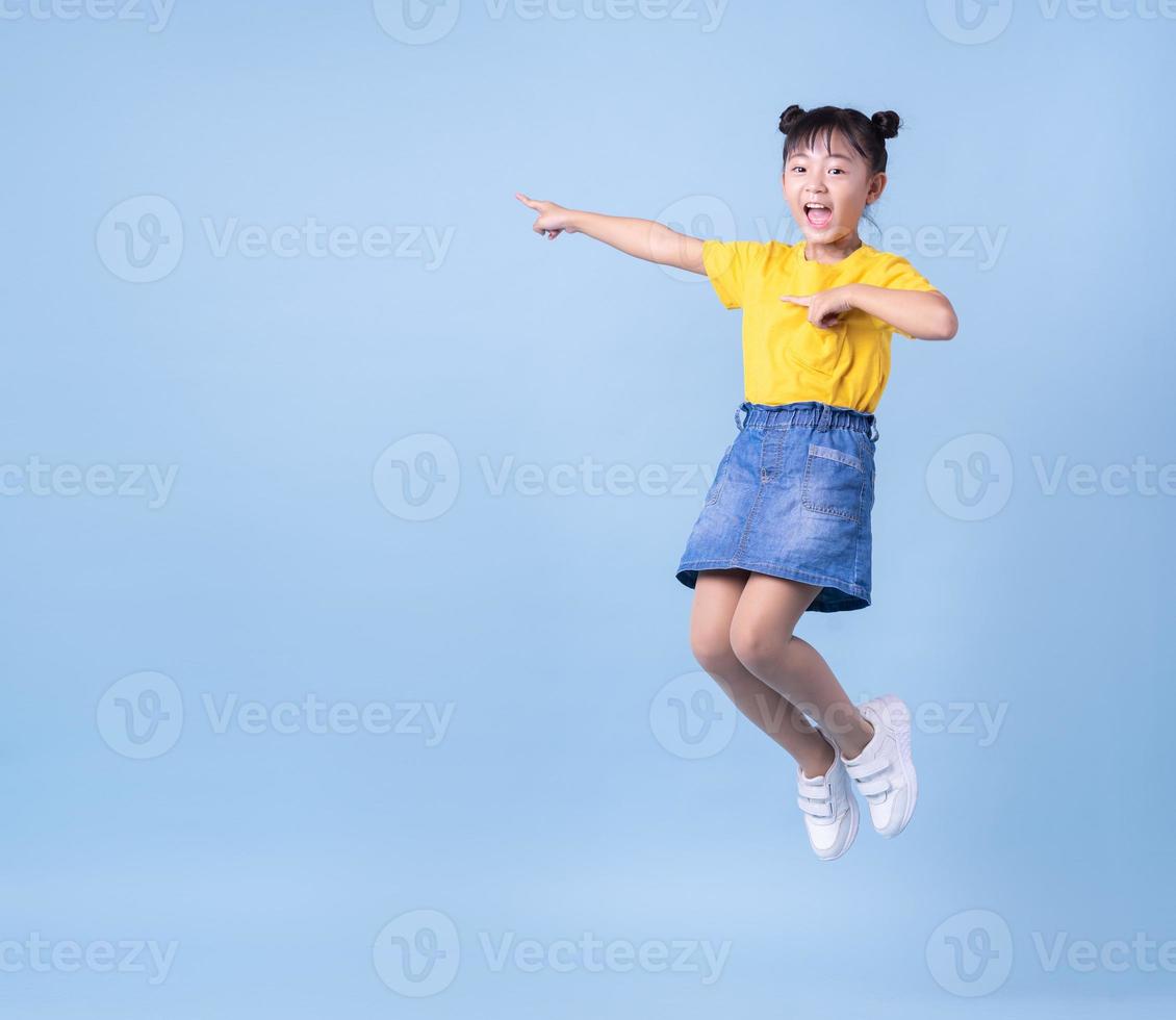 bild av asiatiska barn poserar på blå bakgrund foto