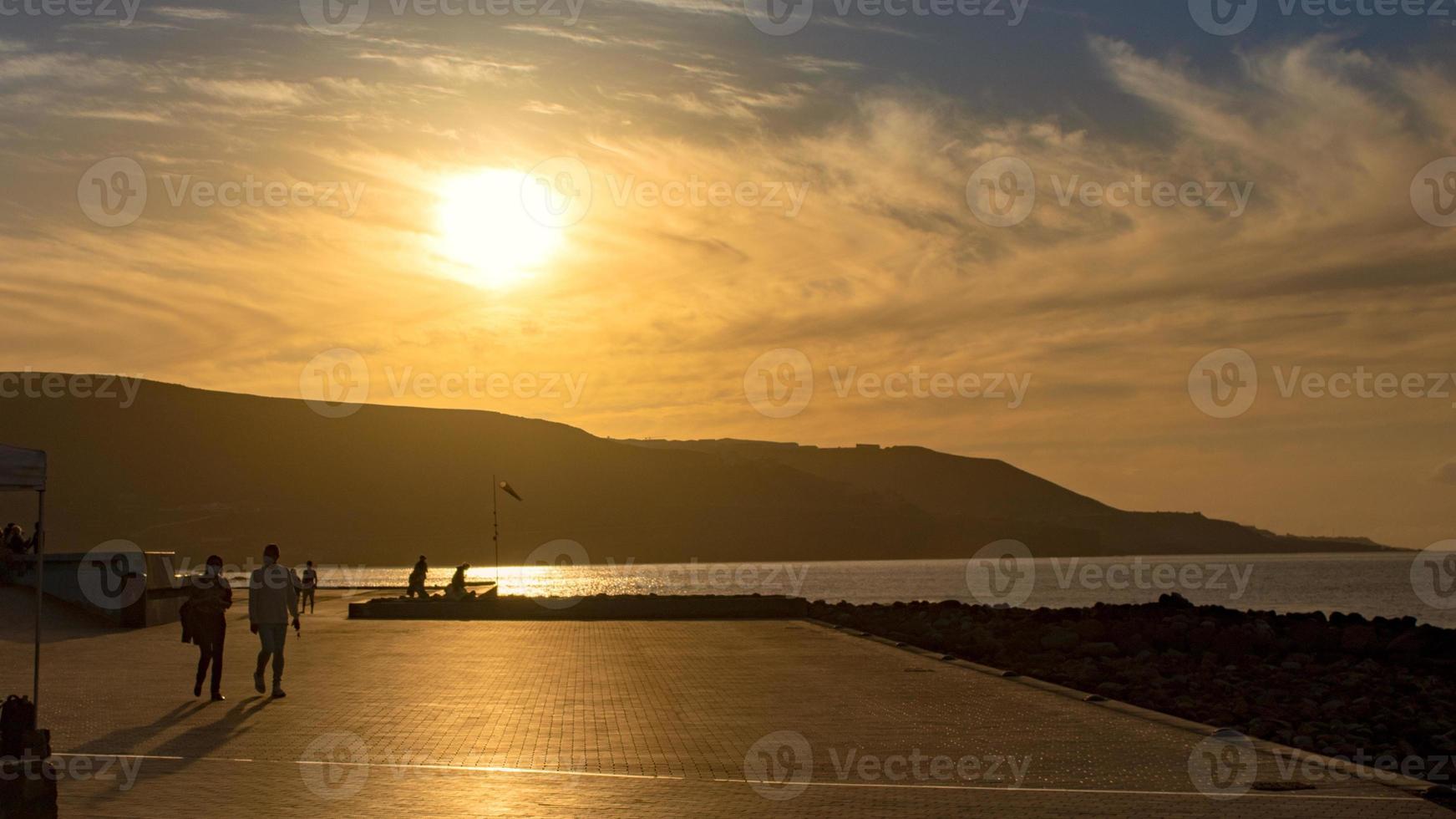 solnedgång på solnedgången canteras stranden i las palmas city foto