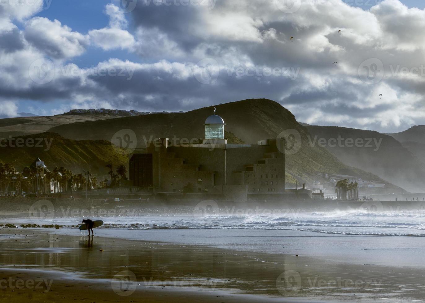 surfa på stranden las canteras, i staden las palmas foto