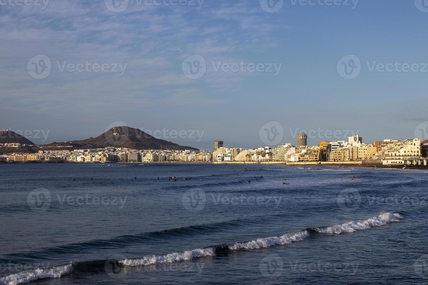 surfa en la playa de la cicer en las plamas de gran canaria foto