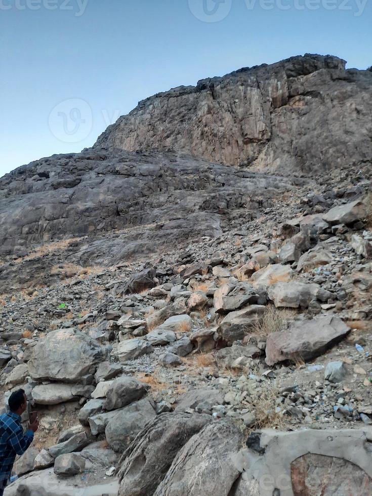 vacker utsikt över berget jabal al noor i mecka. Hira-grottan ligger på toppen av berget Jabal al noor dit besökare från hela världen kommer på besök. foto