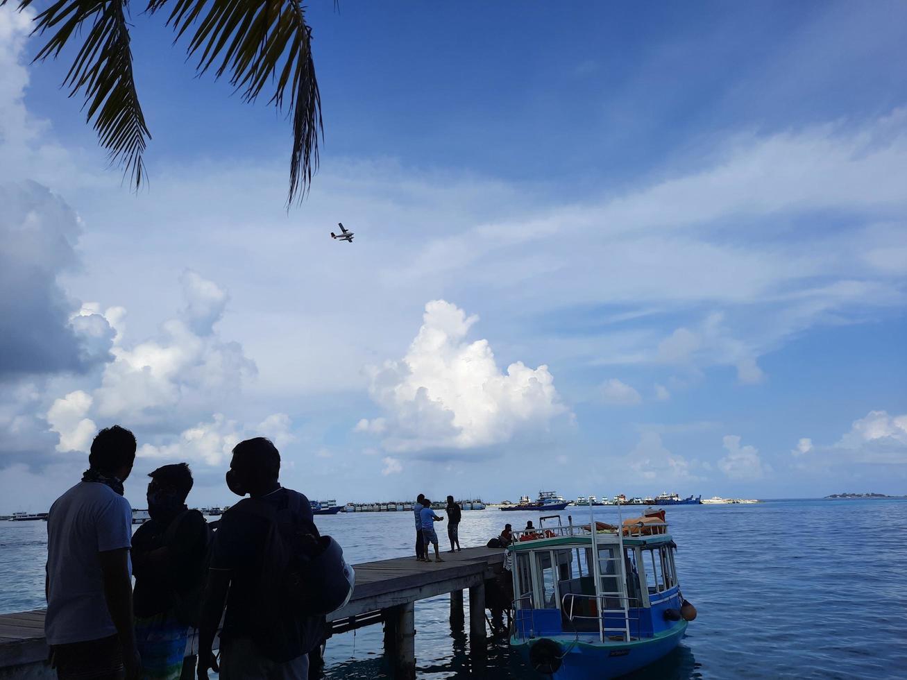 hulhumale, maldiverna, april 2021 - vacker utsikt över havet från träbryggan i hulhumale. hulhumale är en vacker ö på Maldiverna, känd för sina träbryggor och vackra stränder. foto