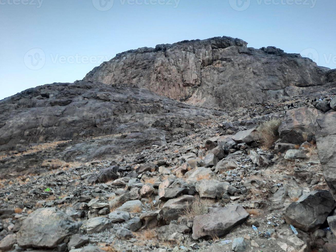 vacker utsikt över berget jabal al noor i mecka. Hira-grottan ligger på toppen av berget Jabal al noor dit besökare från hela världen kommer på besök. foto