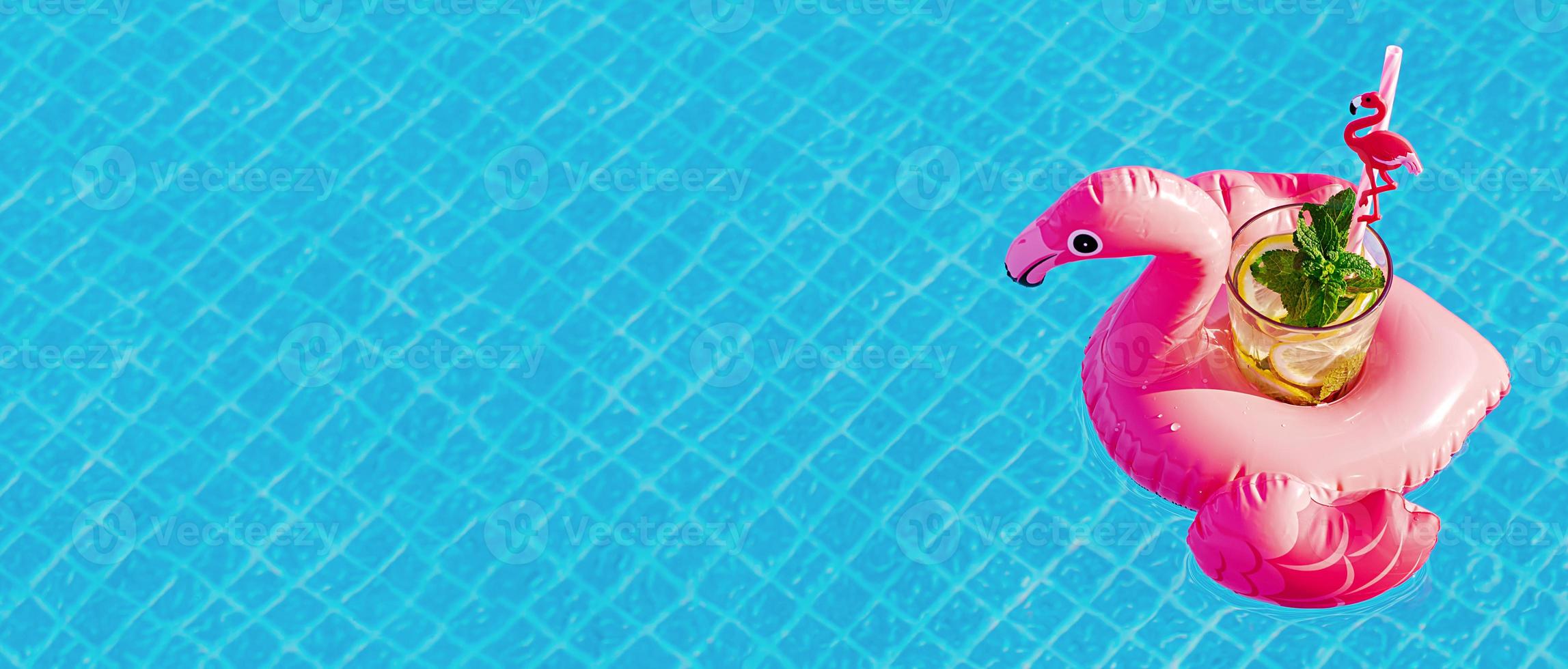 färsk coctail mojito på uppblåsbar rosa flamingo leksak vid poolen. semester koncept. foto