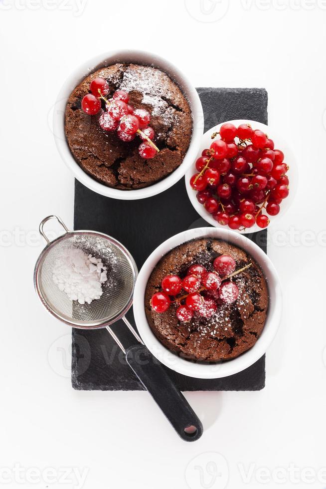 choklad bakad pudding med redccurent på vitt. hälsosam desser foto