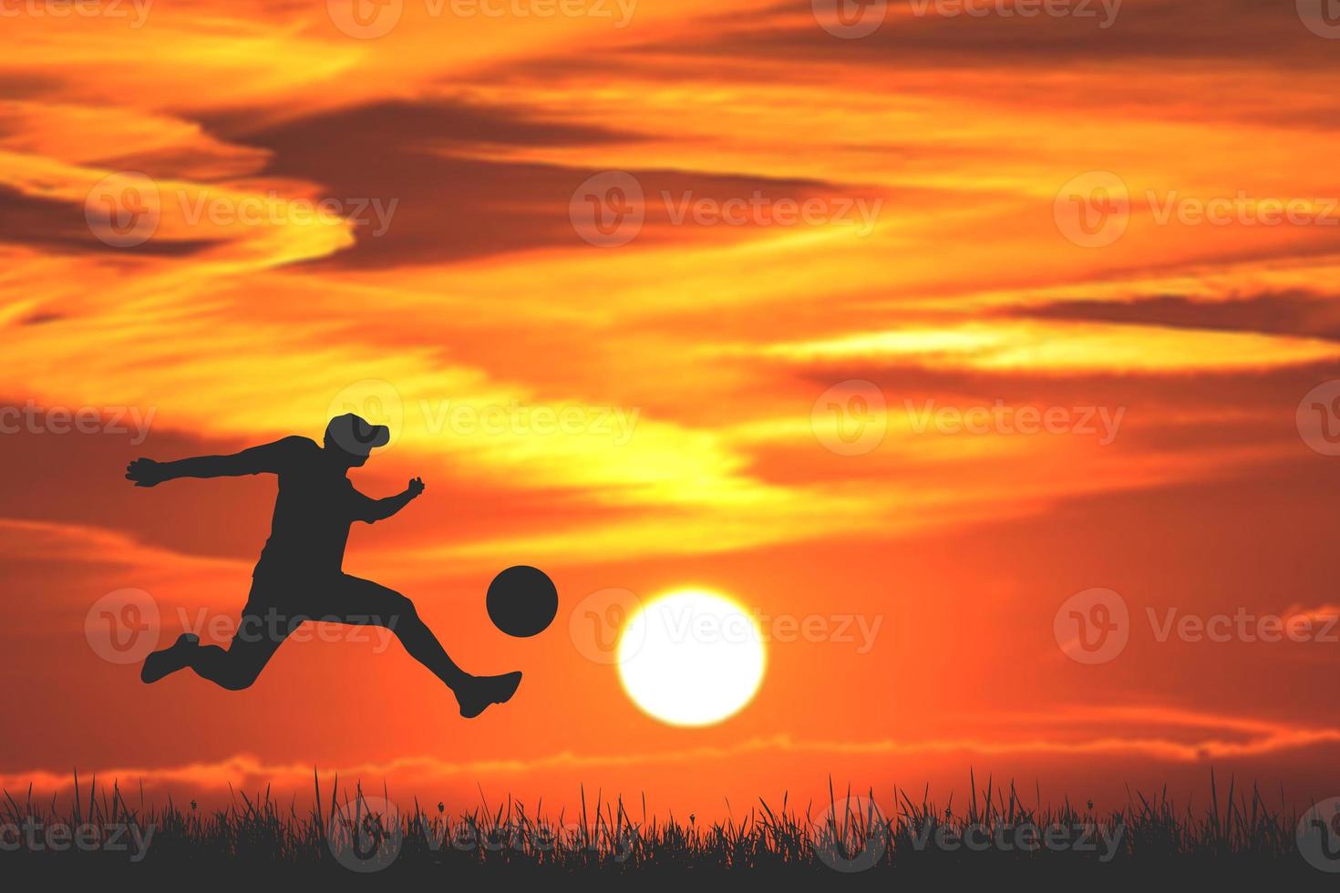siluett av fotbollsspelare på kvällen. fotbollskonceptet är populärt över hela världen. foto