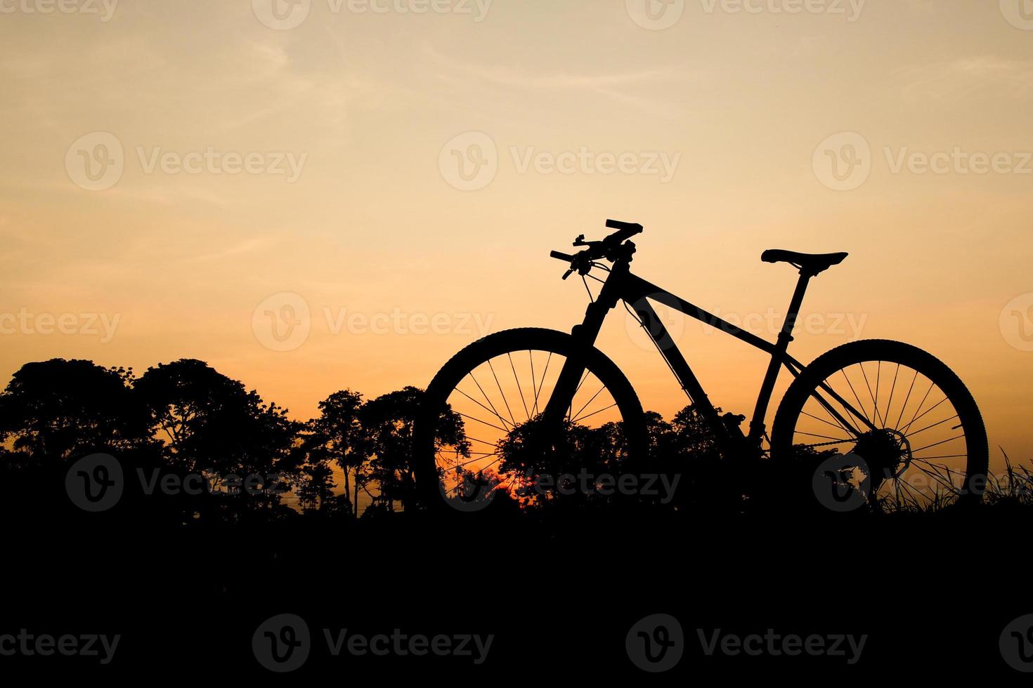 siluett av en mountainbike på kvällen. fitness- och äventyrsidéer foto