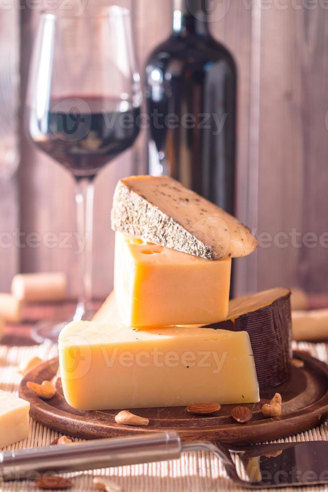 blandad ostplatta med rött vin, nötter och honung foto