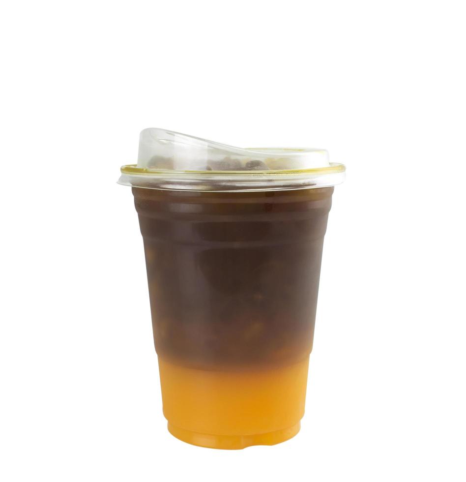 americano svart kaffeblandning av apelsinjuice isolerad på vit bakgrund foto