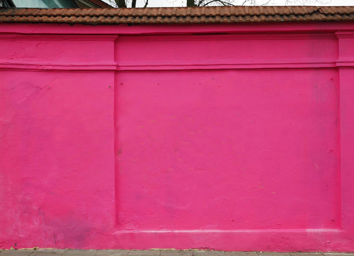 chockerande rosa färg färg på gips vägg foto