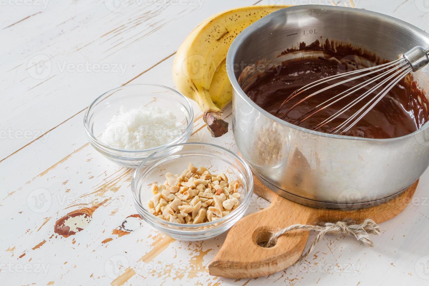 banan pops förberedelse - banan, choklad, nötter, kokosnöt pulver foto