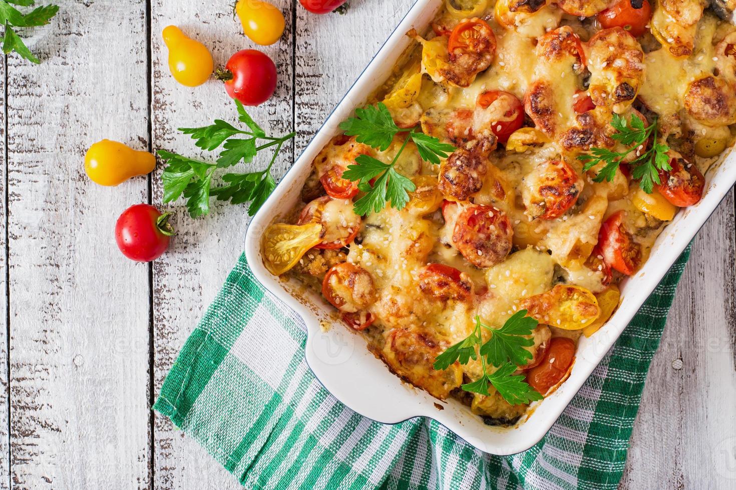 vegetarisk grönsaksgryta med zucchini, champinjoner och körsbärstomater foto