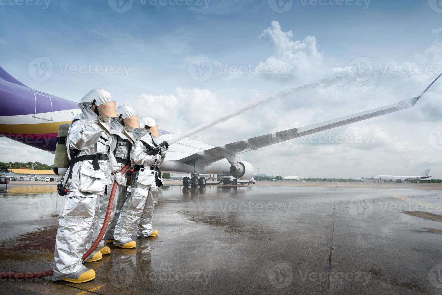 brandmannens vatteninjektion på flygplatsen. foto