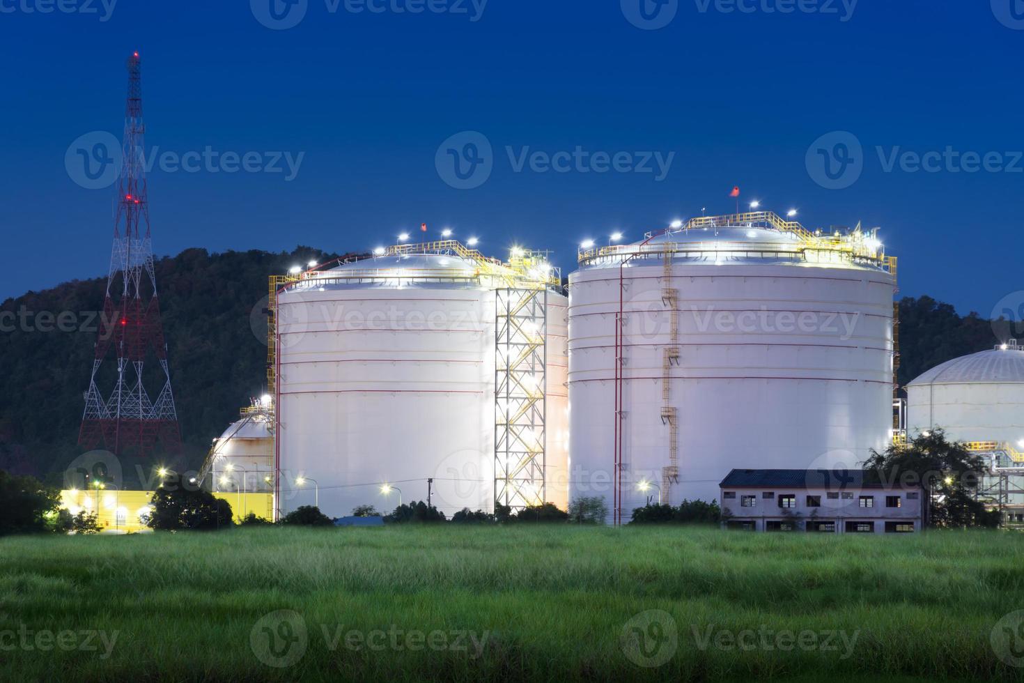 naturgaslagringstankar och oljetank i industrianläggning foto