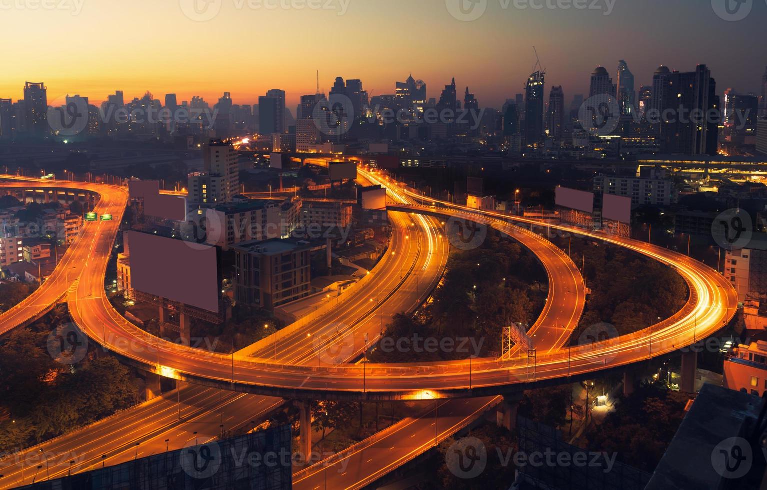 Bangkok stadsbild på morgonen med trafik på motorvägen med bilar foto