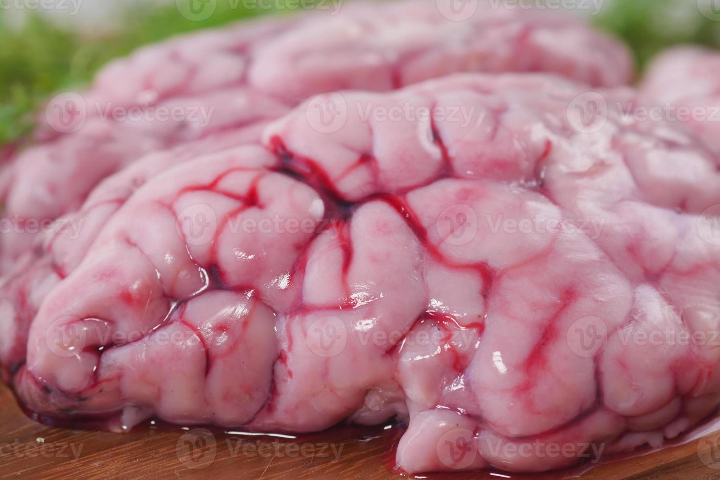närbild av fårkött hjärna på en skärbräda foto