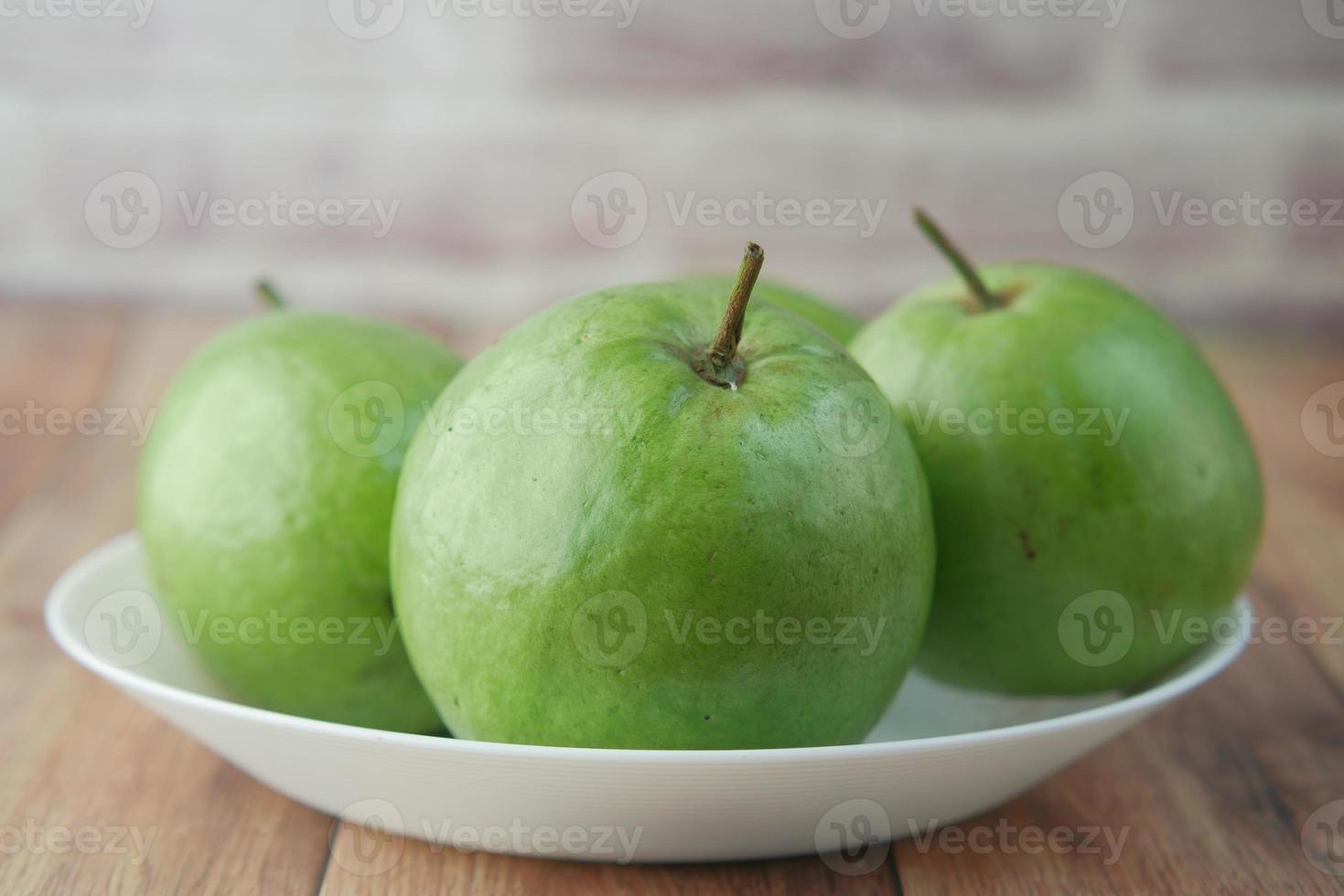 färsk guava på en tallrik på bordet foto