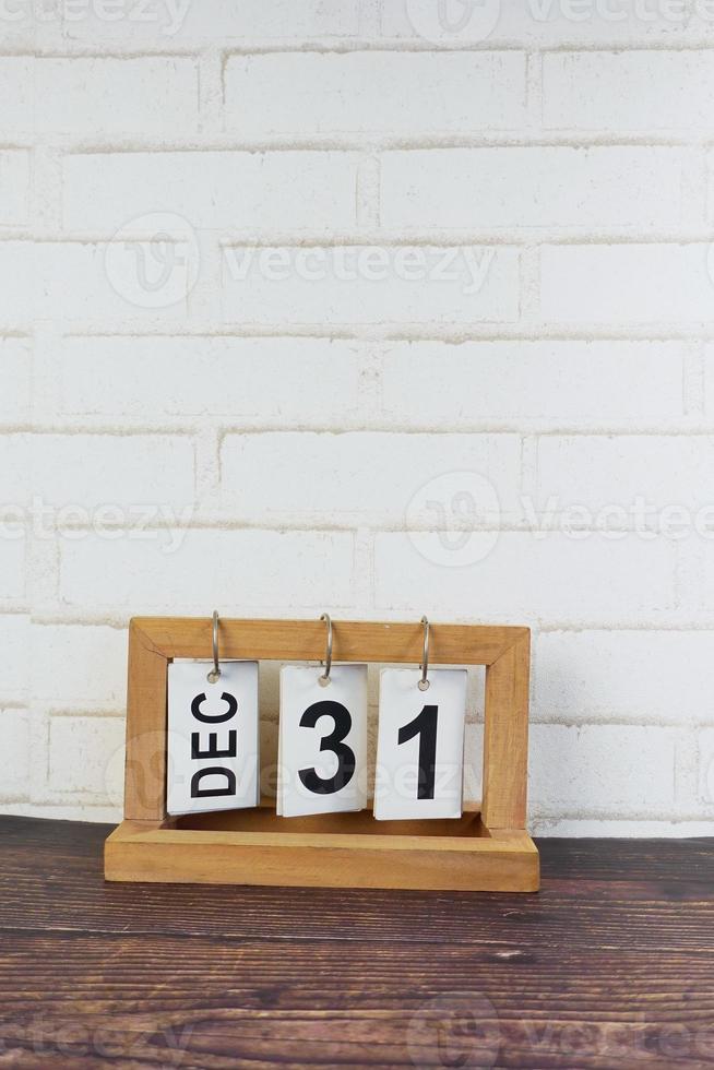 träkalender inställd den 31 december. foto