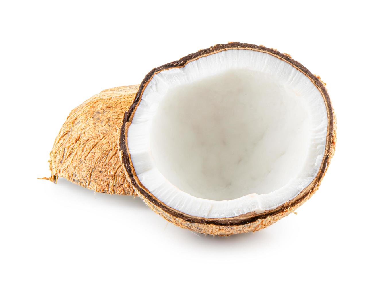 färsk hel och halv kokosnöt och skivor isolerad på vit bakgrund med urklippsbana foto