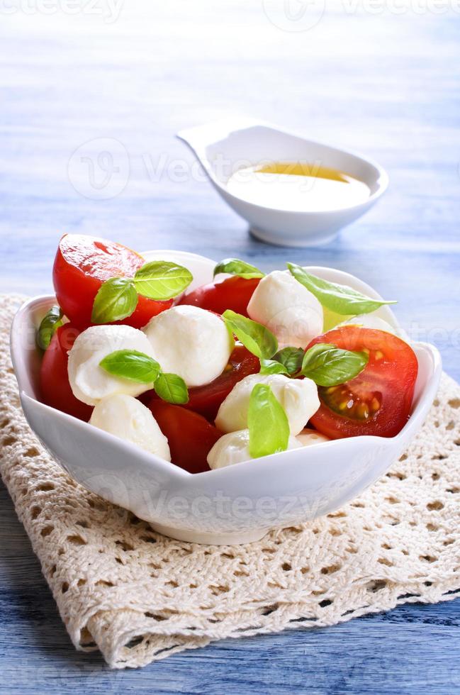 mozzarella, tomater och basilika foto