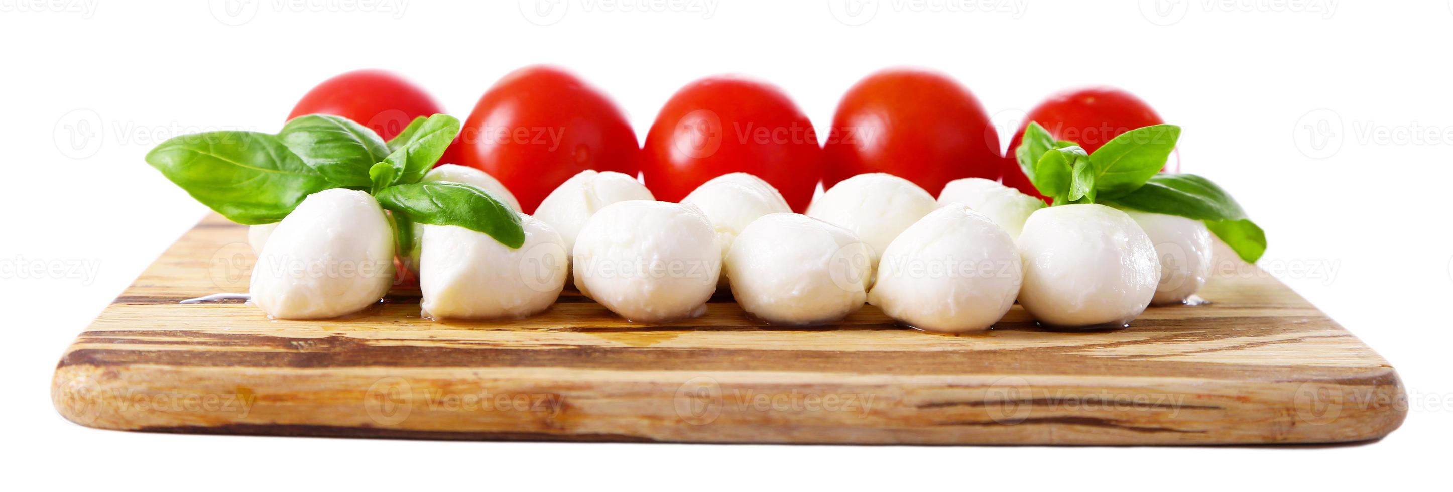 läckra mozzarellaostbollar med basilika och röda tomater foto