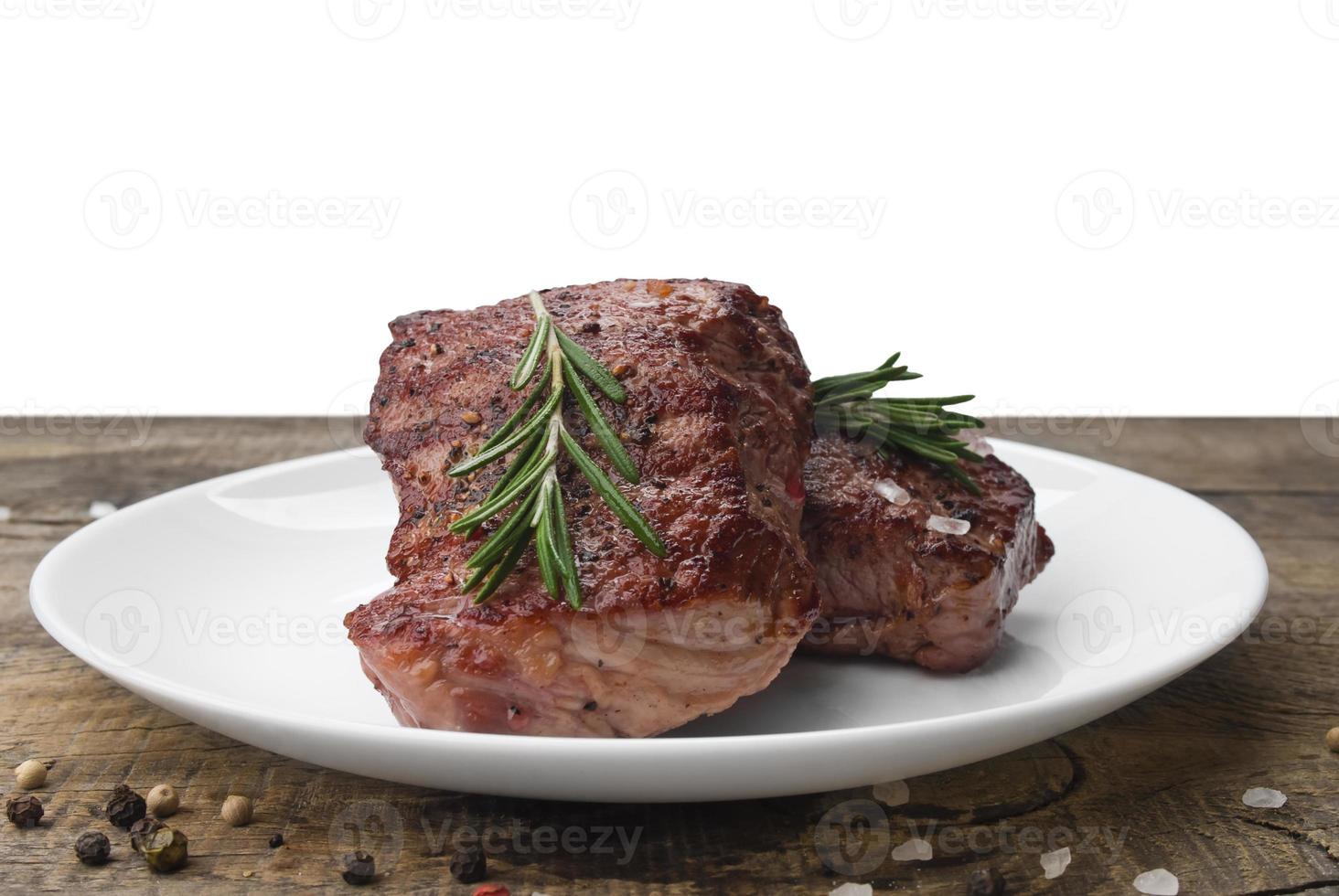 nötköttbiff på ett träbord. foto
