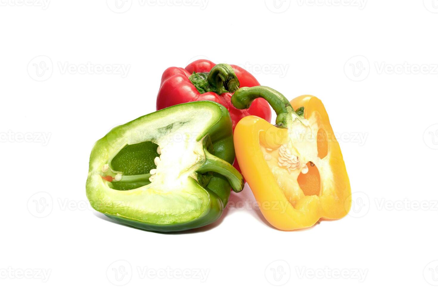 färsk röd, grön paprika isolerad på vit bakgrund. dietmat och veganskt koncept foto