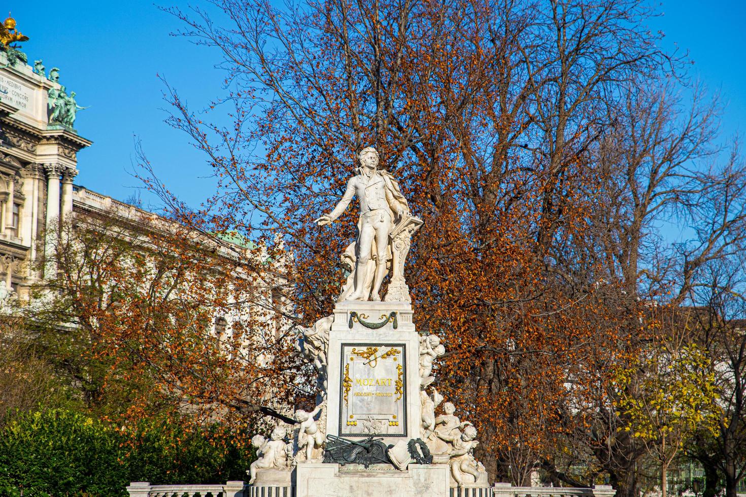 Wien, Österrike 2021-wolfgang amadeus mozart marmorminnesmärke foto