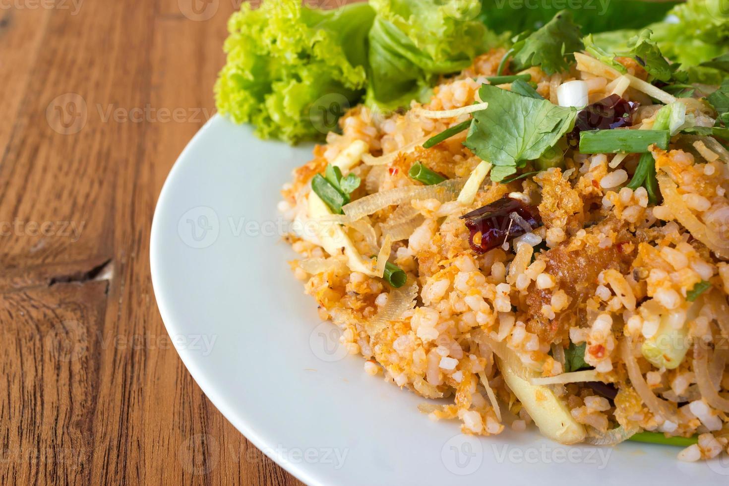 kryddstekt ris med fläsk. traditionell mat i Thailand. foto