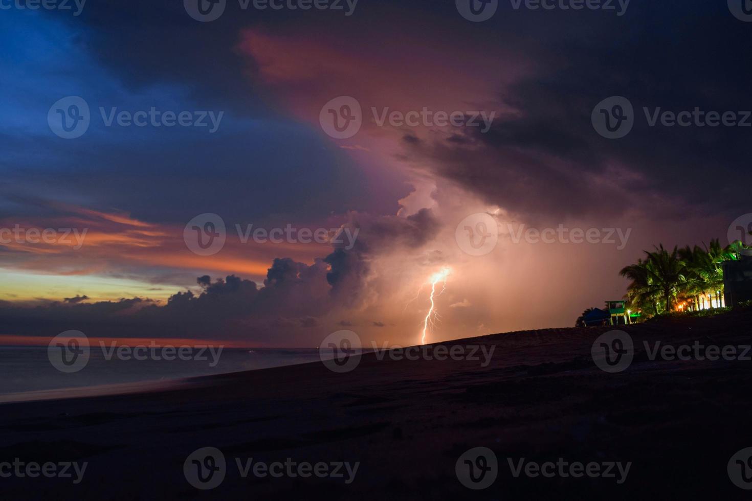 rayo nocturno en la playa foto