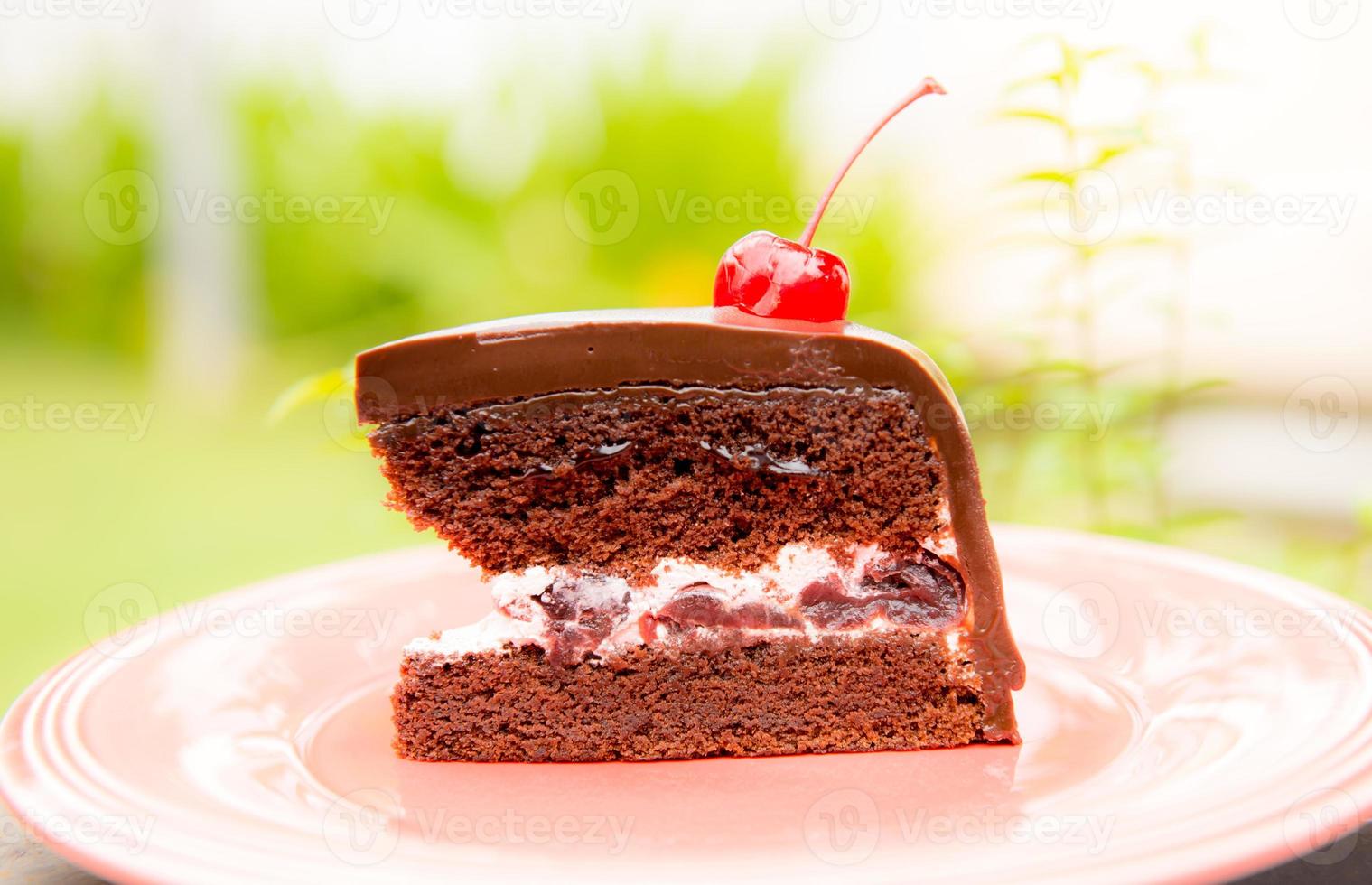 chokladkaka med körsbär foto