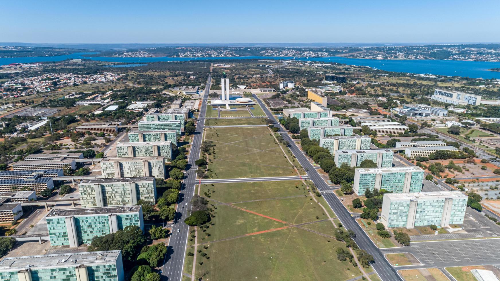 brasilien, maj 2019 - utsikt över byggnaderna i den brasilianska federala regeringens ministerier foto