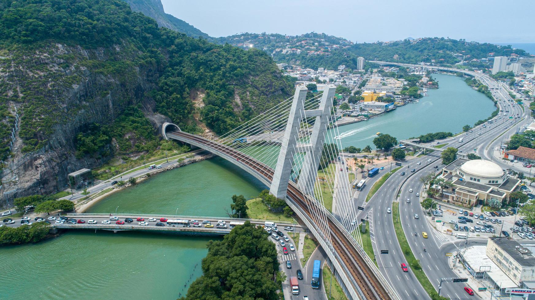 Rio de Janeiro, maj 2019 - flygande flyg över en tågbro foto