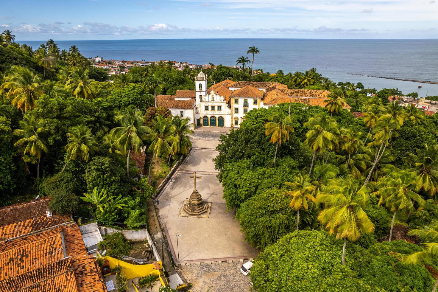 olinda, pernambuco, Brasilien, apr 2022 - flygfoto över en kyrka i staden olinda foto