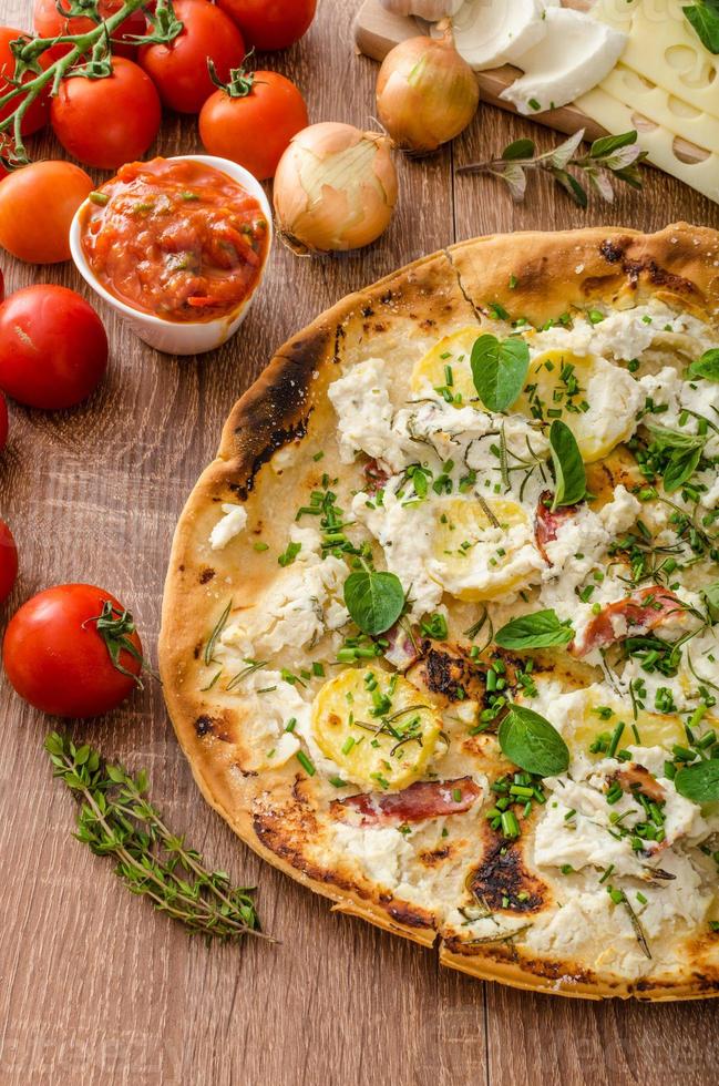 pizzabianco med rosmarin och pancetta foto