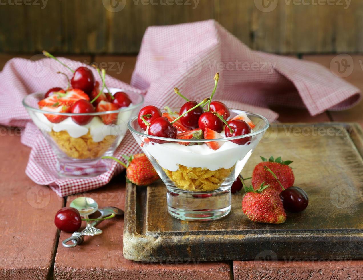 mjölkyoghurtefterrätt med körsbär och jordgubbar foto