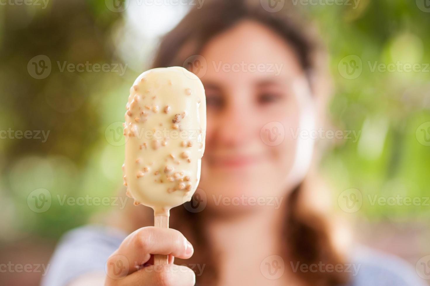 flicka som håller en vit chokladglass foto