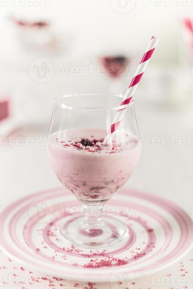 strö jordgubbsjokurt och naturlig frukt ingrediens milkshake foto