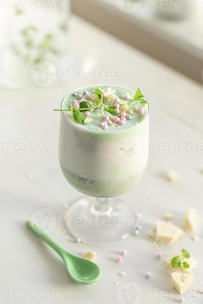 hemgjord milkshake vit choklad, avokado / pistache foto