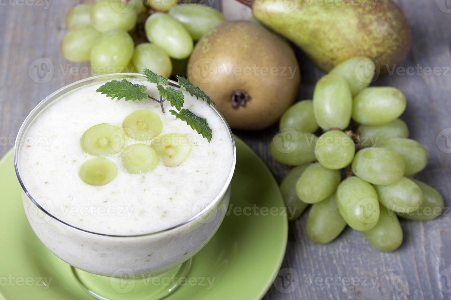 smoothies av päron och gröna druvor med yoghurt foto