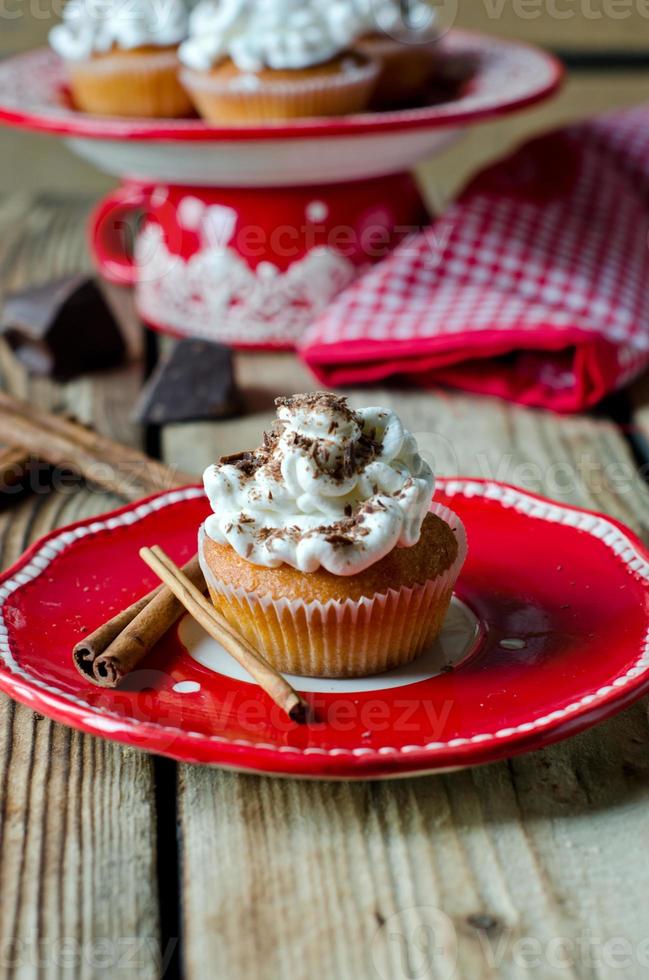 muffins med vispad grädde och choklad foto
