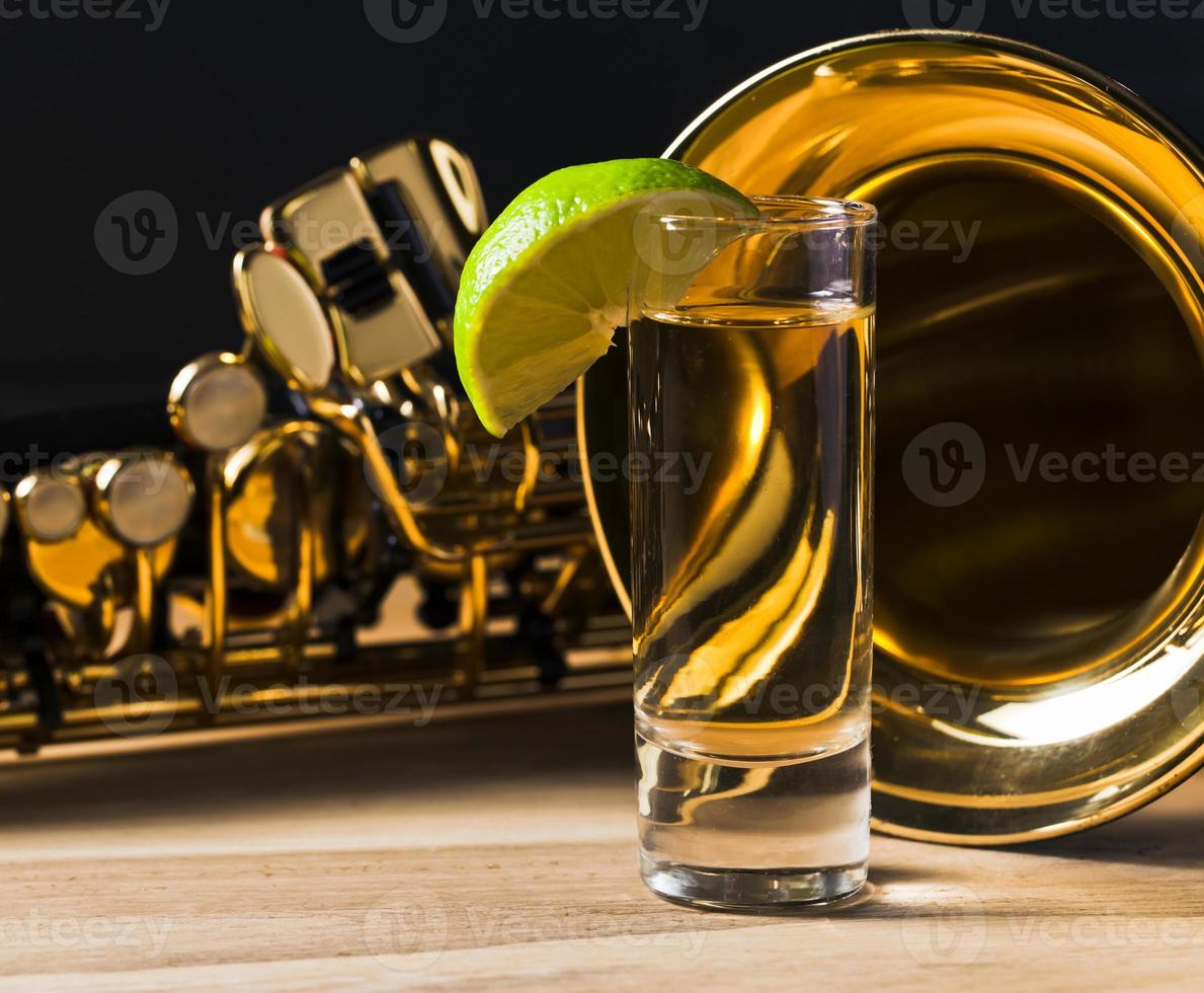 saxofon och tequila med lime foto