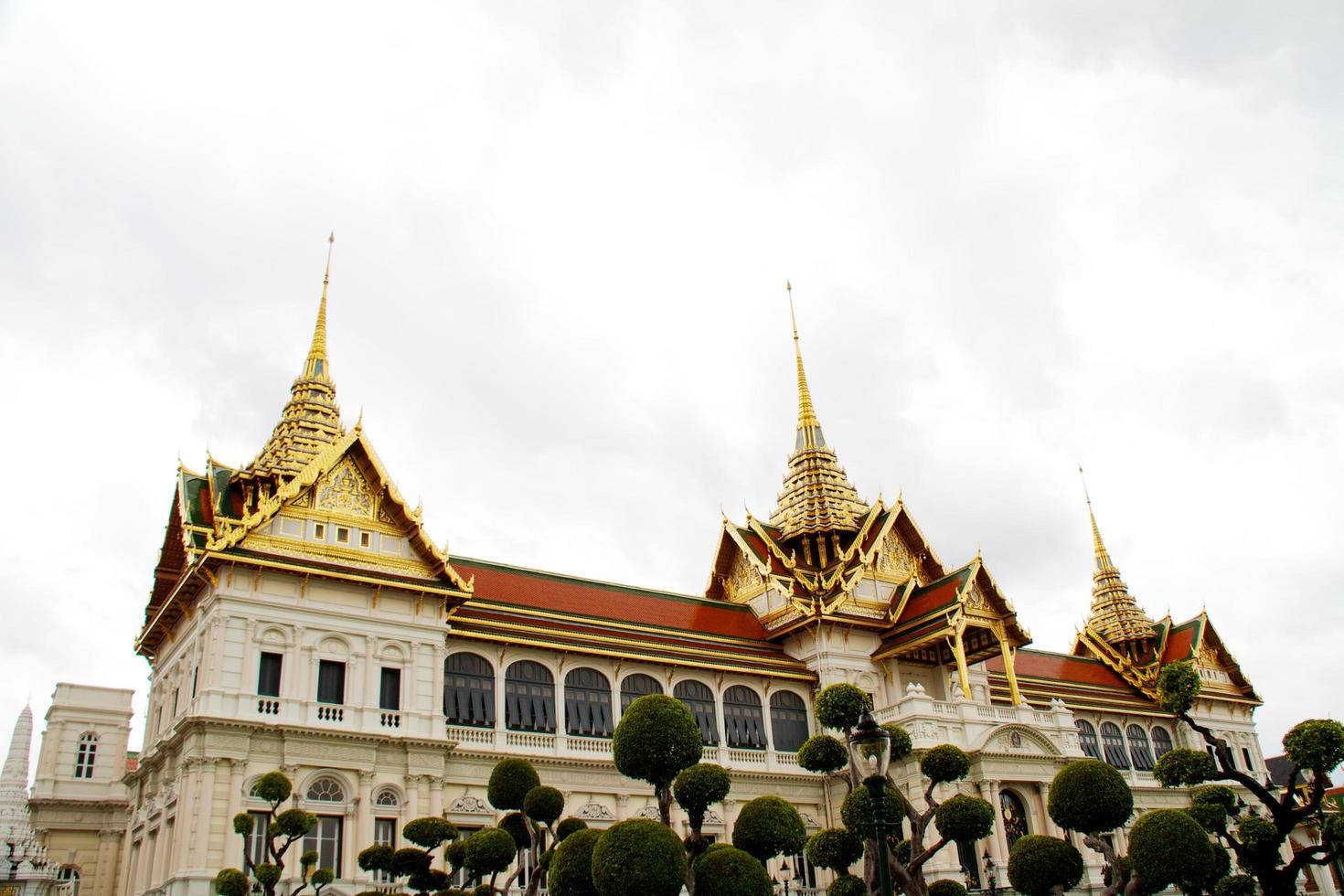 detalj av grand palace i bangkok, thailand foto