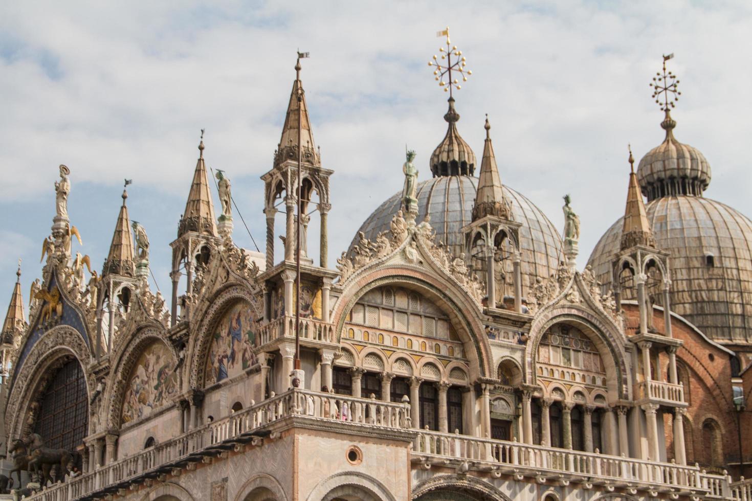 saint marks basilica, katedral, kyrka statyer mosaik detaljer doges palats Venedig Italien foto