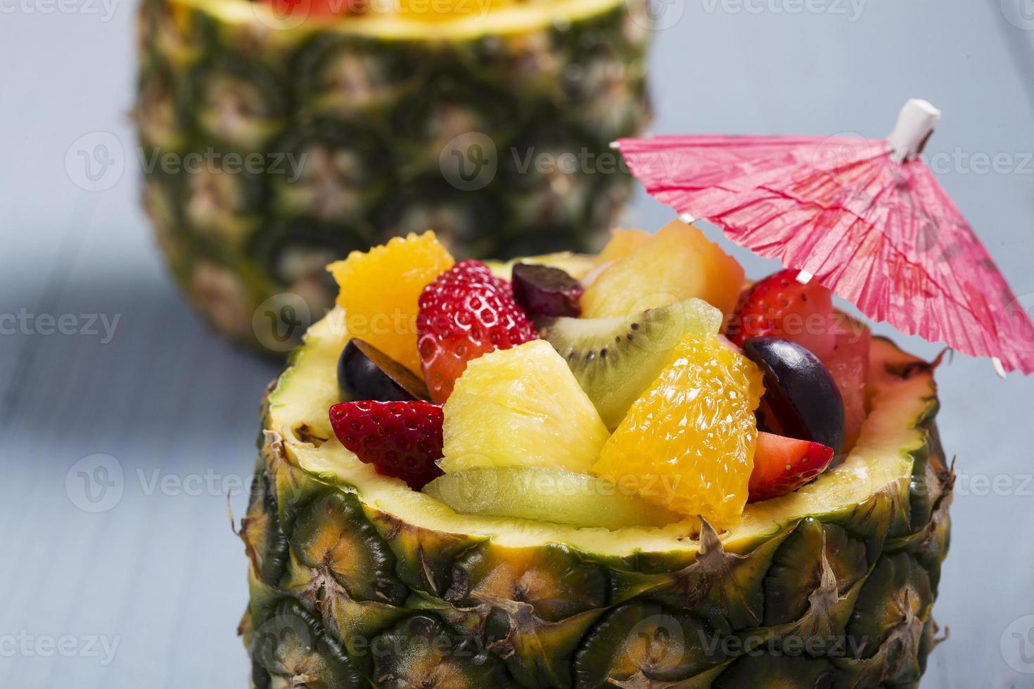 färsk fruktsallad serveras i skålar med färsk ananas foto